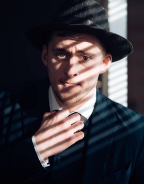 Küçük iş kavramı. Takım elbiseli adam. Mafya. Para kazanmak. İşadamı muhasebeci ofisinde çalışıyorum. Ekonomi ve finans. Adam muhasebeci. Para hareket. Retro adam. Moda yapımında