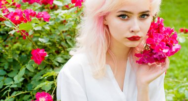 Çiçekli bahar kadın. Makyaj kozmetik ve cilt bakımı. Yaz güzellik. Kadın moda portre. saç boyama. yaz makyaj kız. Sıcak bir gün. Dinlenmek için zaman