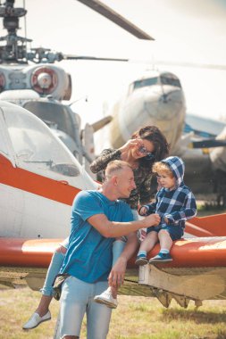 Hava yoluyla ulaşım zevk. Mutlu aile tatili. Aile iki oğluyla tatil seyahat. Kadın ve erkek erkek çocuk, helikopter ile. Hava Tur ve seyahat. Aşk aile bir değerdir