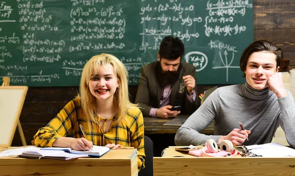 Moderna insegnante hipster scrittura su grande lavagna con formula matematica. Siate cool e sarete in grado di attrarre e trattenere molti più studenti — Foto Stock