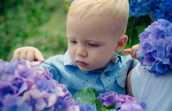 Flores da Primavera. Infância. Dia das crianças. Menino pequeno. Novo conceito de vida. Férias. Verão. Dia das mães ou das mulheres. Menino em flor florescente. Verão quente — Fotografia de Stock