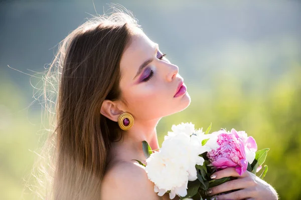 Fånga en lycklig stund. Ansikts- och hudvård. Resa i sommar. Sommar flicka med långt hår. Våren kvinna. Springtime och semester. Naturliga skönhet och spa behandling. Kvinna med mode makeup — Stockfoto