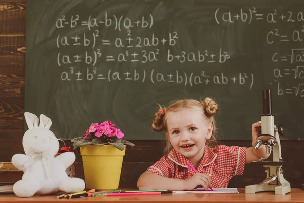 Le ragazze delle elementari lavorano al progetto di scienze. Bambino piccolo che studia in classe di scienze, filtro vintage — Foto Stock