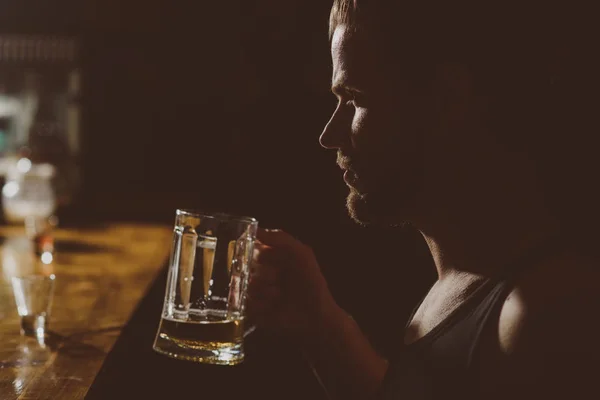 Una cerveza fría después del trabajo. Hombre guapo bebe cerveza en el mostrador del bar. Hombre bebedor en el pub. Adicto al alcohol con jarra de cerveza. Restaurante de cerveza. Adicción al alcohol y mal hábito. Adictivo a la bebida alcohólica —  Fotos de Stock