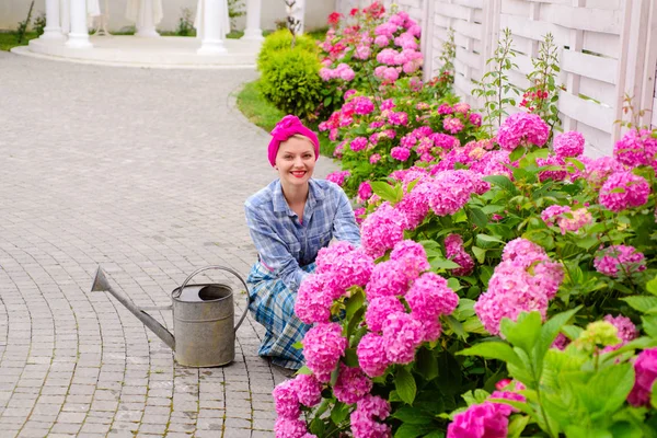 幸せな女庭師の花。庭や温室の花ケア女性。庭師が結果幸せです。ガーデニングは私の情熱です。あなたのガーデニングのニーズのためのすべて。土壌・肥料. — ストック写真