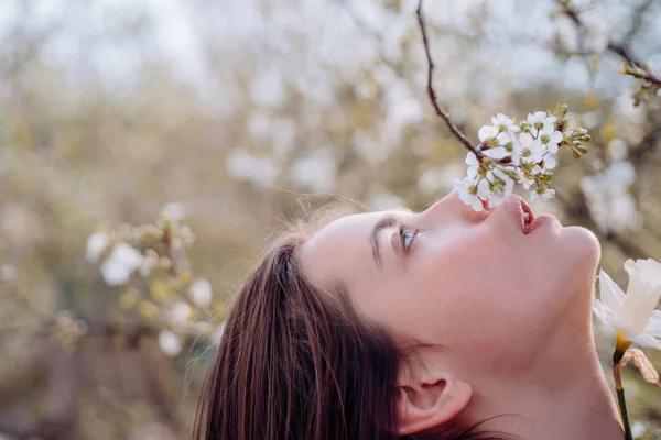 Mulher da Primavera. Flor. Primavera e férias. Beleza natural e terapia de spa. Menina de verão com cabelo comprido. rosto e cuidados com a pele. Viaje no verão. Mulher com maquiagem de moda. Beleza primavera — Fotografia de Stock