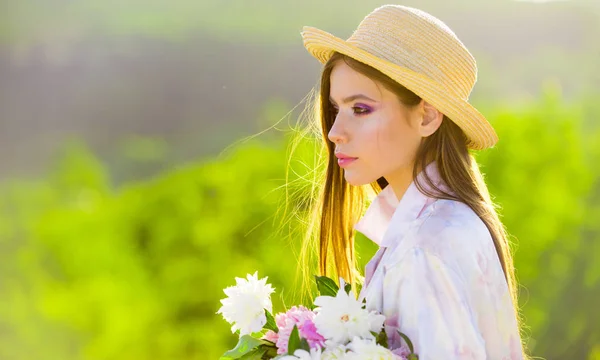 Ansikts- och hudvård. Resa i sommar. Sommar flicka med långt hår. Våren kvinna. Springtime och semester. Naturliga skönhet och spa behandling. Kvinna med mode makeup. romantisk kvinna Utomhus — Stockfoto