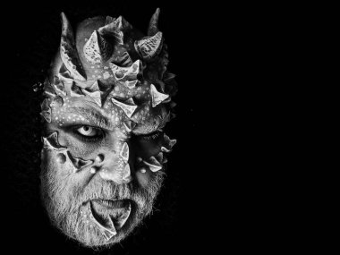 Adam dragon cilt ve gri sakal