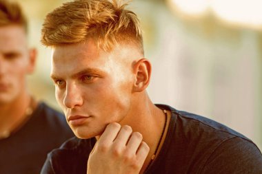 Seni göz uygun. İkizler kas bakışla çifti. Yakışıklı ikizler rahat moda tarzı. İyi fiziksel kas adam. Atletik erkek açık. Fit vücut ile moda ikizler. Mükemmel vererek uygun