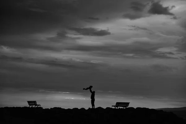 Père et enfant au coucher du soleil — Photo