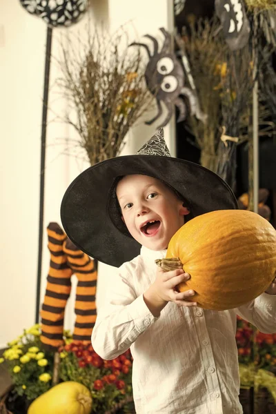 Halloween Kid with orange pumpkin in witch hat. — Stock Photo, Image