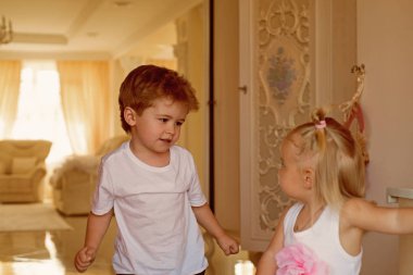 Şaşırtıcı Kuaför Güzellik Salonu. Şık saç modelleri ile küçük çocuk. Küçük çocuk ve sarışın saçlı kız. Kardeş birlikte oynar. Çocuk gelişim. Çocukluk Oyunlar. Saç modeli bizim görevimiz