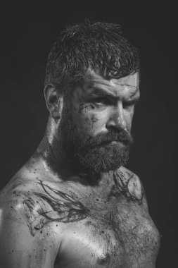 Hipster sakal, bıyık üzerinde ciddi kirli yüzü ile