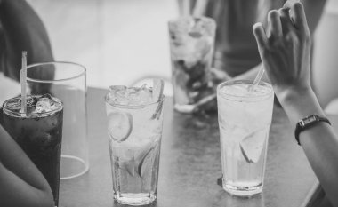 Kadınlar kokteyl buzlu içecek.