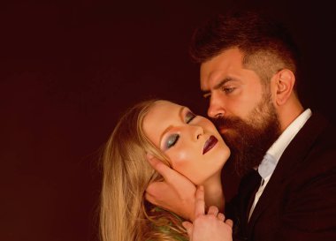 Tensel zevkler. Moda giyim samimi çift. İki aşık. Stil ikonları. Adam sarılmak kadın uzun saçlı sakallı. Moda stil ve saç bakımı. İkisi de moda, kopya alanı seviyorum