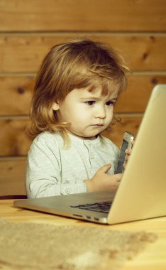 Bilgisayarın yakınında mutlu çocuk