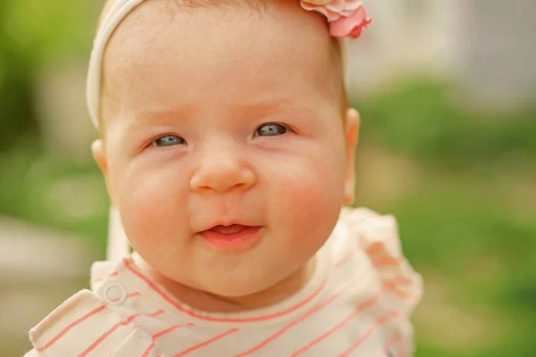 幸せな赤ちゃん。Litle 生まれたばかりの赤ちゃんの幸せな笑顔。愛らしい笑顔と新生児。幸せな母の日。子供が生まれた日に母も生まれます。子供たちは、母親の人生のアンカー — ストック写真