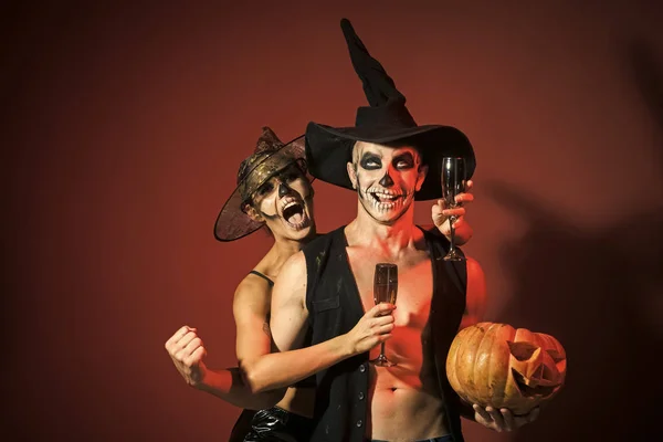 Halloween coppia con trucco su felice faccia tenere zucca — Foto Stock