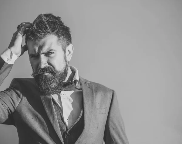 Homem com barba e bigode com céu dramático no fundo . — Fotografia de Stock