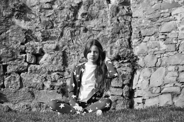 Adolescente menina perto de parede de pedra — Fotografia de Stock