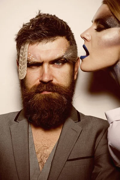 Conceito de glamour. Homem e mulher barbudo com maquiagem glamour e penteado. Casal apaixonado pelo visual de glamour. Glamour moda e estilo. Venha e brilhe — Fotografia de Stock