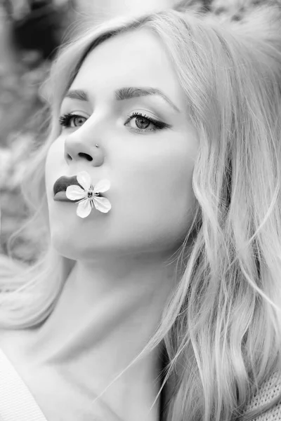 Sexig tjej håll körsbär blomma i munnen, våren — Stockfoto