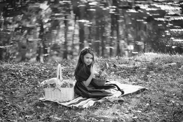 Güzel kız holding küçük sepet — Stok fotoğraf