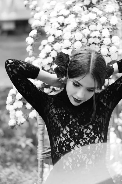 Chica bonita con maquillaje español de moda, flor de rosa en el pelo —  Fotos de Stock