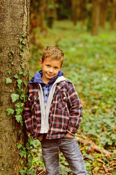 Ich werde nie müde zu lächeln. lächelnder glücklicher Junge. kleiner Junge lächelt im Wald. kleines Kind mit bezauberndem Lächeln im Freien. weiter lächeln — Stockfoto