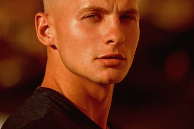 Soyunma kaslı bir adam olarak. Genç yüzü yakışıklı adam. Kaslı bir modeldir. Beyaz adam rahat moda giysiler giymek. Sağlıklı adam açık atletik. Moda ve stil için atletik yapılı