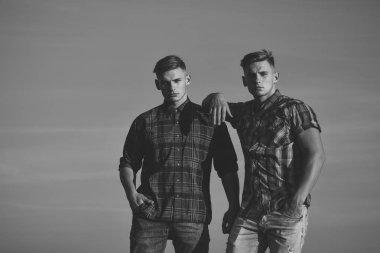 İkiz kardeşler adam açık, ilişkiler.