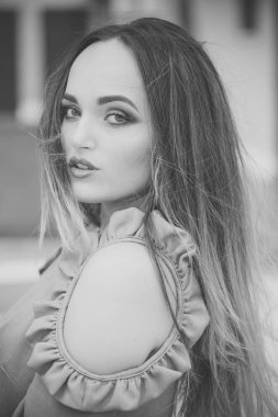 Yeşil elbiseli uzun esmer saçlı kız