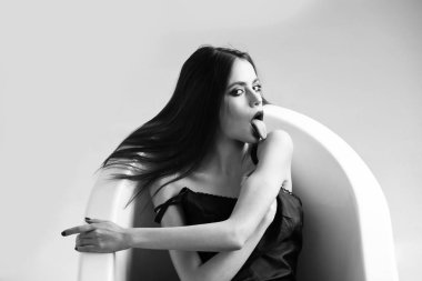 banyo siyah ruj elbiseli seksi kadın