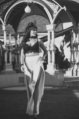 Güneşli uzun esmer saç kızla