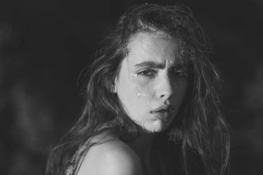 Bal tatlı veya nektar kadının yüzünde. Diyet sağlıklı mükemmel cilt ve Cilt Bakımı tedavisi. Bal doğal organik yüz maskesi. Güzellik ve moda, sugaring. Kadın balmumu maske, kozmetik ve spa.