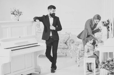 Evlat growthing doyuracak. Ebeveyn ebeveynlik, kaygısız, mutlu zevk. Babam piyano, anne oğul yazmak veya çizmek öğretir iken izlerken, lüks iç anlamına gelir. Evde eğitim kavramı.