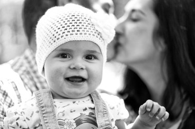 Kız ve öpüşme anne