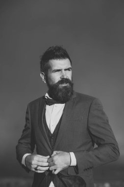 Adam kesin yüz ile sahne ve view sahiptir.