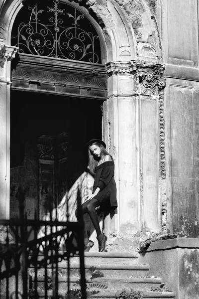 Femme à la mode près de vieux bâtiment — Photo