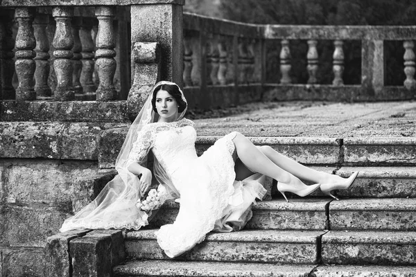 Sposa seduta su scale — Foto Stock