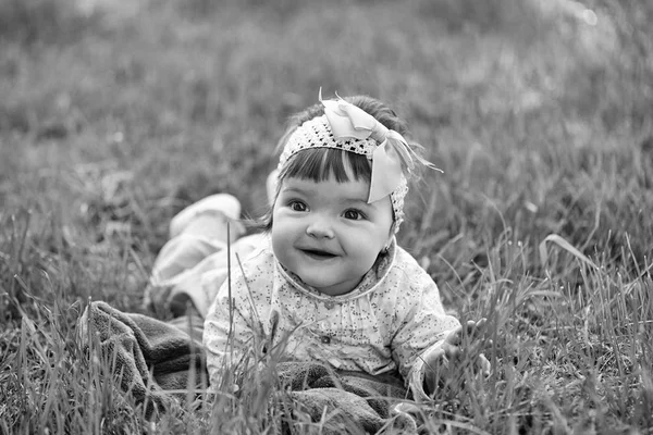 Cute baby girl on green grass — Stock Photo, Image