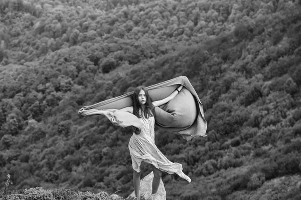 Chica bonita en las montañas verdes — Foto de Stock