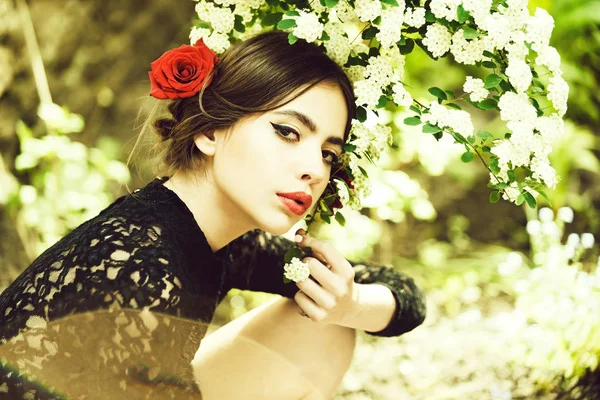 髪のおしゃれなスペイン メイク、バラの花ときれいな女の子 — ストック写真