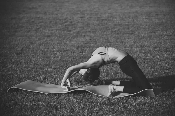 アクティブな女性の活動の概念、緑の草の上トレーニング — ストック写真