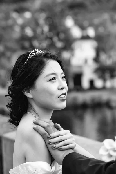 Pěkně čínská nevěsta držet za ruku — Stock fotografie