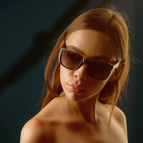 Benim sunnies aşık. Moda trendy güneş gözlüğü modelinde. Güzel kadın giyim gözlük. Sevimli kadın ile moda aksesuar. Harika bir tarzda Ive got