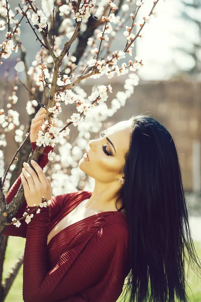 Sensual girl with blooming flowers — Stock Photo, Image