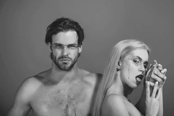 Mulher e homem com maquiagem segurar toranja — Fotografia de Stock