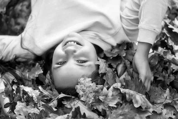 Adorável escola idade menina criança — Fotografia de Stock