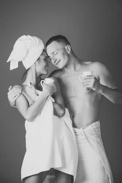 Жена, счастливая девушка рядом с мужчиной в махровой игрушке держат кофе — стоковое фото